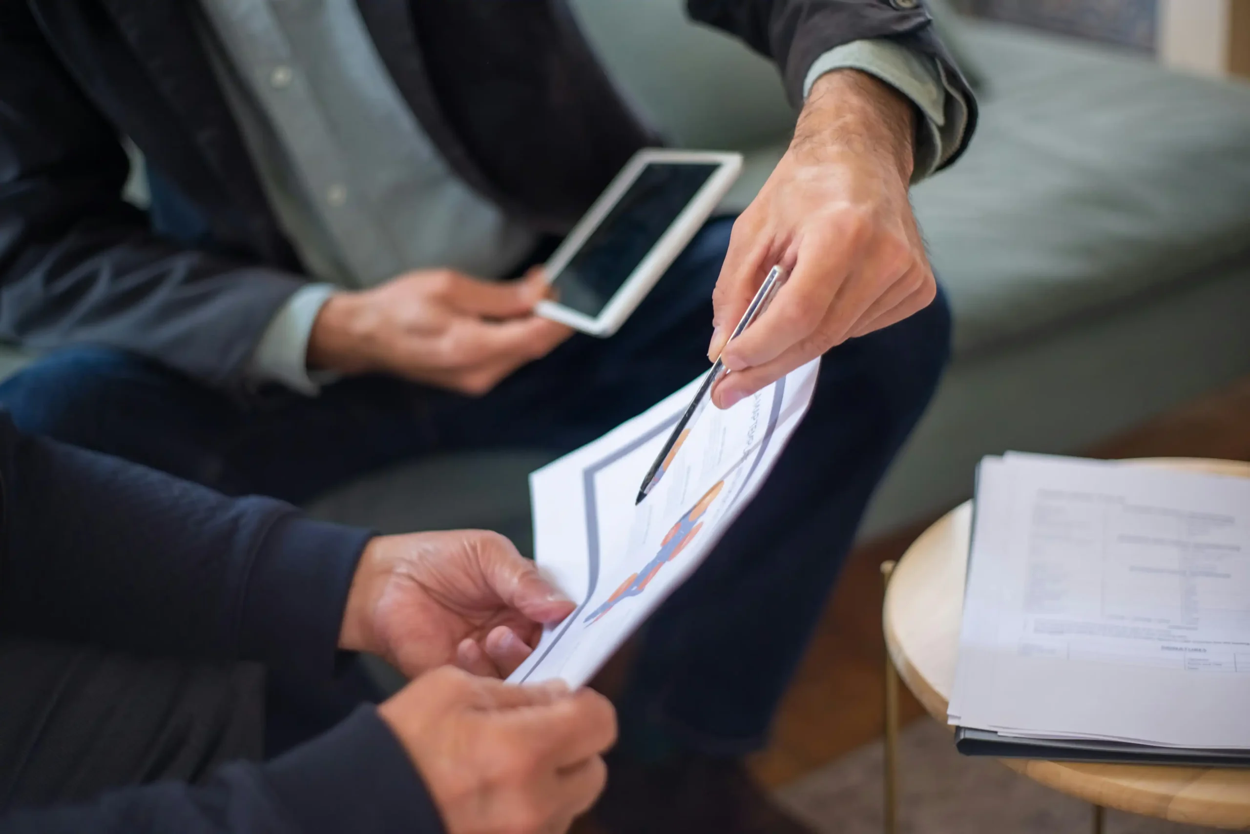 asesor financiero online ofreciendo acompañamiento digital